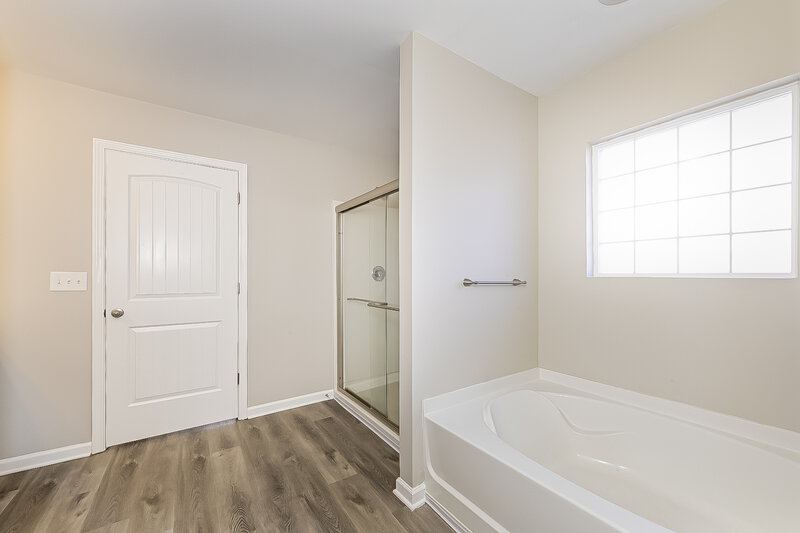 2,140/Mo, 2901 South Hills Riverdale, GA 30296 Main Bathroom View