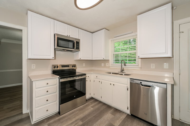 2,450/Mo, 1070 Hunters Creek Court Lawrenceville, GA 30043 Kitchen View
