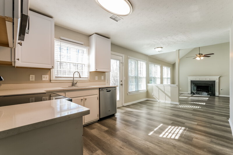 2,200/Mo, 1070 Hunters Creek Court Lawrenceville, GA 30043 Kitchen View