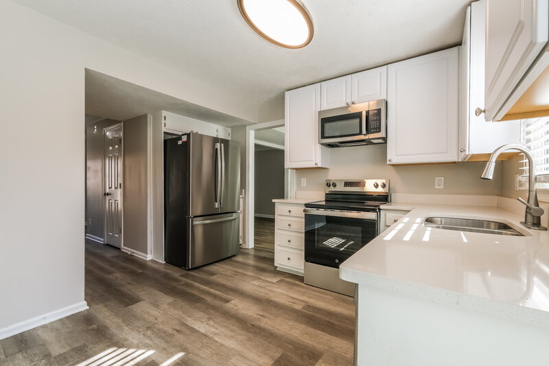 2,200/Mo, 1070 Hunters Creek Court Lawrenceville, GA 30043 Kitchen View 2