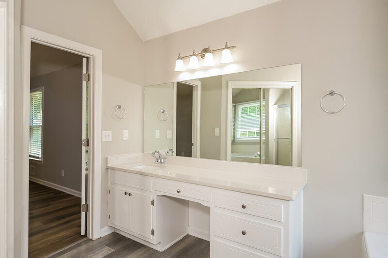 2,450/Mo, 1070 Hunters Creek Court Lawrenceville, GA 30043 Main Bathroom View