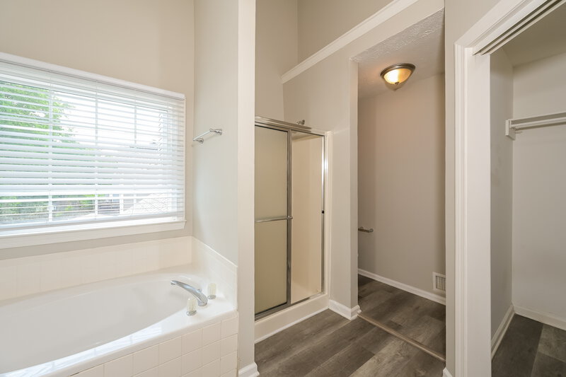 2,450/Mo, 1070 Hunters Creek Court Lawrenceville, GA 30043 Main Bathroom View 2
