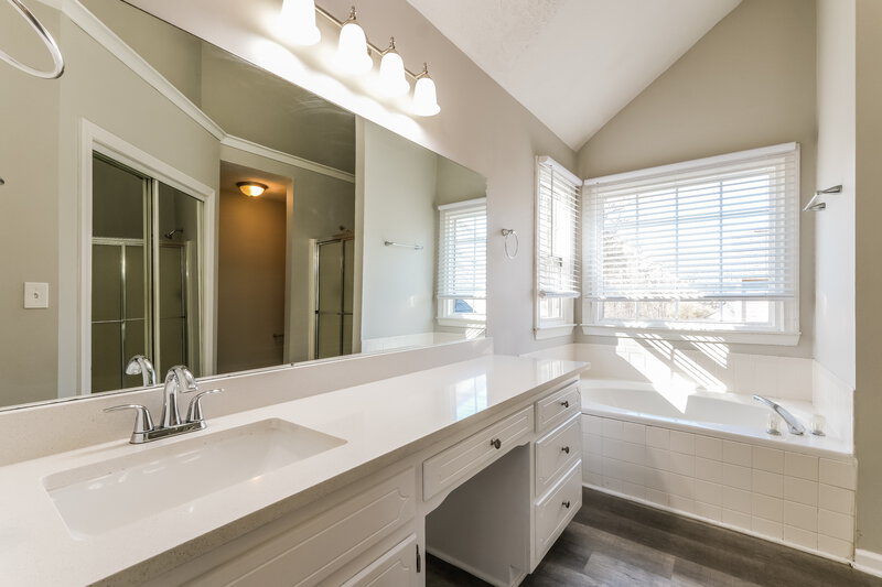 2,200/Mo, 1070 Hunters Creek Court Lawrenceville, GA 30043 Main Bathroom View
