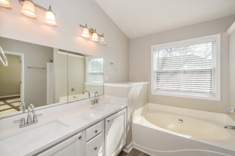 2,285/Mo, 3985 Abernathy Farm Way Acworth, GA 30101 Main Bathroom View