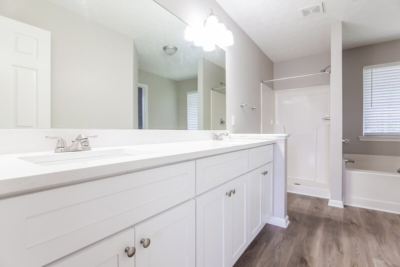 1,945/Mo, 4114 Robin Circle College Park, GA 30349 Main Bathroom View