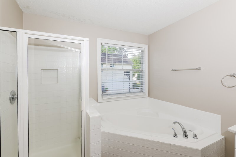 2,400/Mo, 5 Arbor Cove Dr Stockbridge, GA 30281 Main Bathroom View