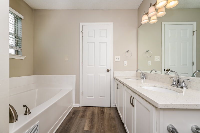 2,300/Mo, 5456 Vanity Joys Ln Ellenwood, GA 30294 Main Bathroom View 2