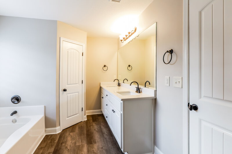 2,405/Mo, 595 Embassy Walk Winder, GA 30680 Main Bathroom View