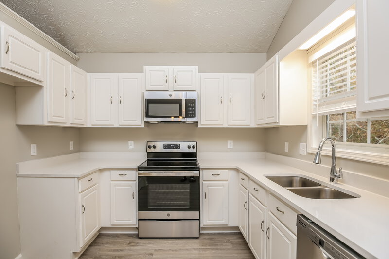 2,120/Mo, 5539 Princeton Oaks Ln Sugar Hill, GA 30518 Kitchen View