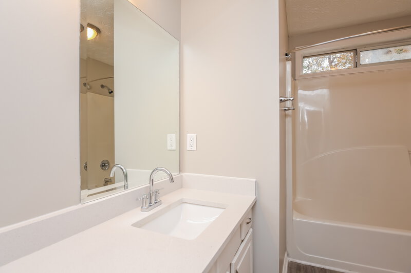2,120/Mo, 5539 Princeton Oaks Ln Sugar Hill, GA 30518 Main Bathroom View