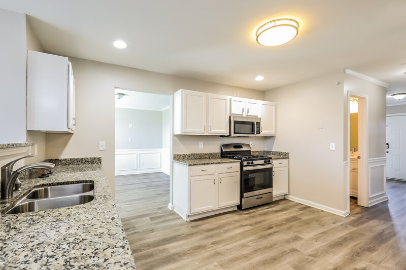 2,350/Mo, 9468 Deer Crossing Trce Jonesboro, GA 30236 Kitchen View