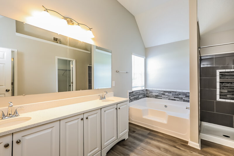 2,350/Mo, 9468 Deer Crossing Trce Jonesboro, GA 30236 Main Bathroom View