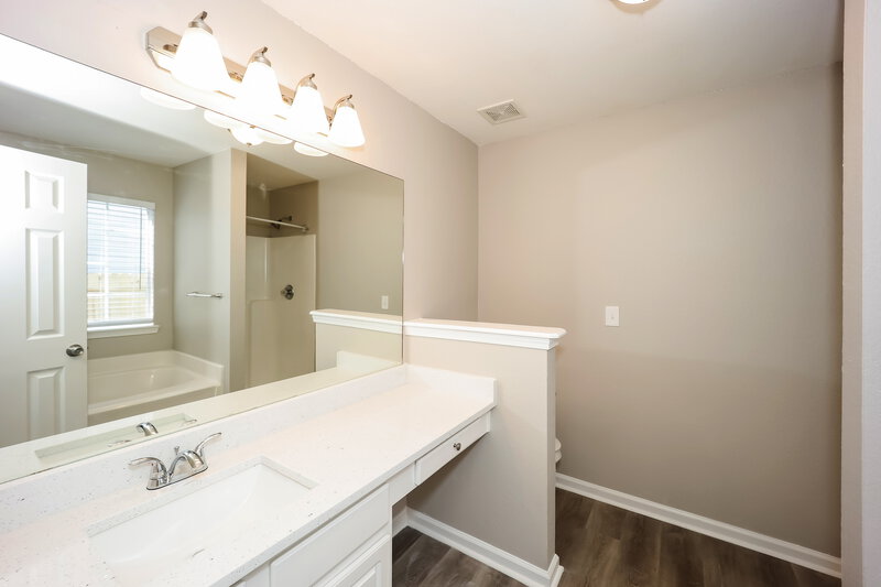 1,955/Mo, 4423 Ravenwood Dr Union City, GA 30291 Main Bathroom View