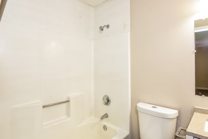2,250/Mo, 1053 Coker Circle NW Kennesaw, GA 30144 Main Bathroom View