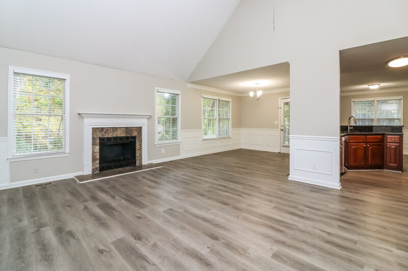 1,950/Mo, 37 White Oak Dr SE Cartersville, GA 30121 Living Room View 2