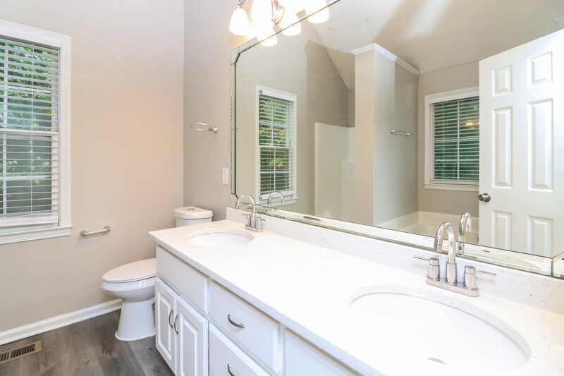 1,950/Mo, 37 White Oak Dr SE Cartersville, GA 30121 Main Bathroom View