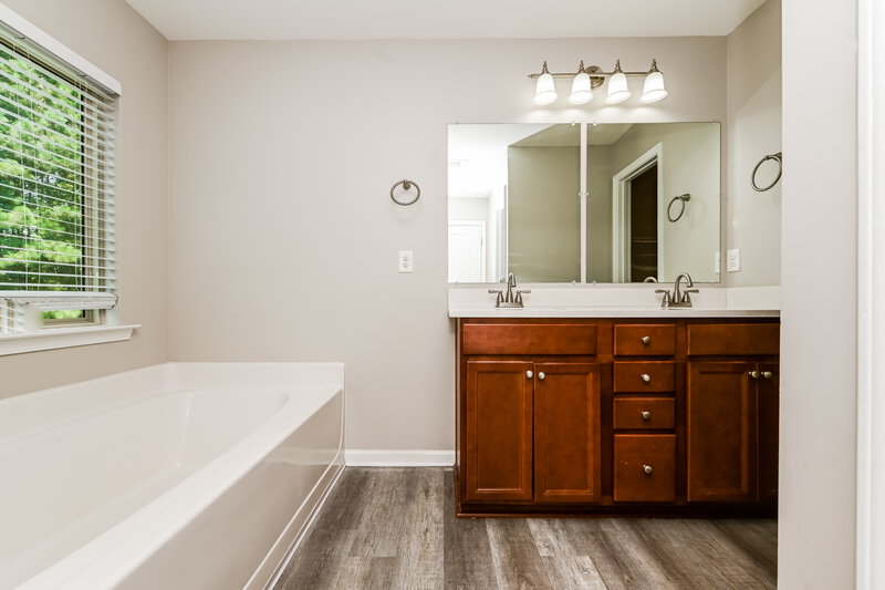 2,270/Mo, 4325 Comfort Trl Union City, GA 30291 Main Bathroom View