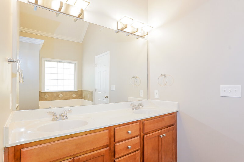 2,870/Mo, 215 Village Park Dr Newnan, GA 30265 Main Bathroom View