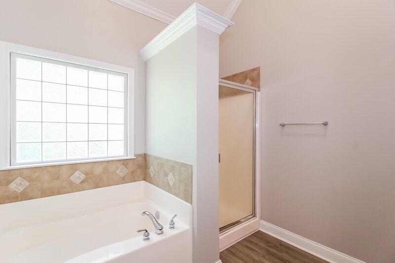 2,030/Mo, 215 Village Park Dr Newnan, GA 30265 Main Bathroom View