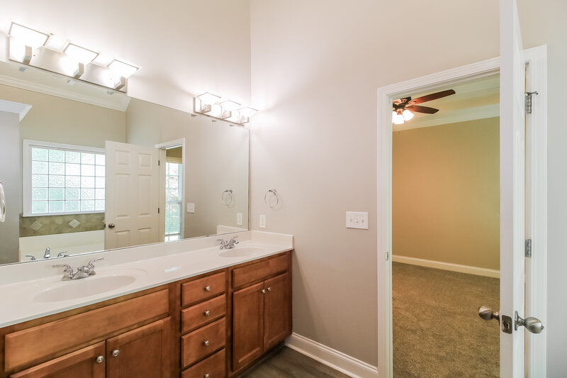 2,030/Mo, 215 Village Park Dr Newnan, GA 30265 Bathroom View