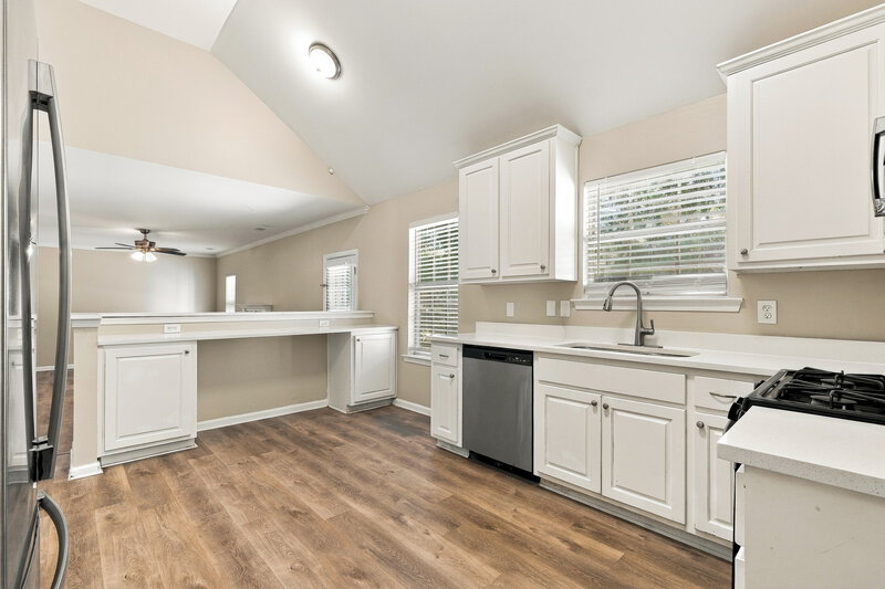 2,150/Mo, 7531 Sugarcreek Dr Riverdale, GA 30296 Kitchen View