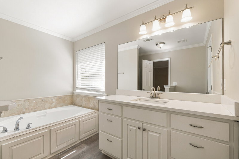 2,150/Mo, 7531 Sugarcreek Dr Riverdale, GA 30296 Primary Bathroom View