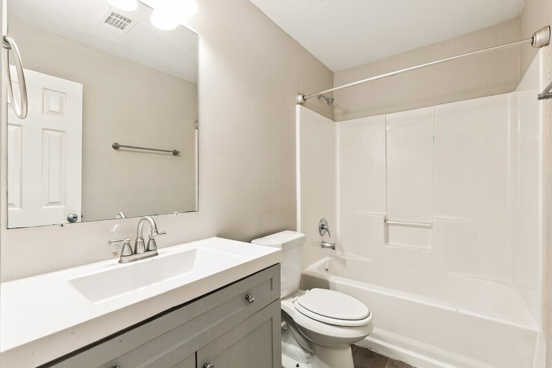 2,150/Mo, 7531 Sugarcreek Dr Riverdale, GA 30296 Bathroom View