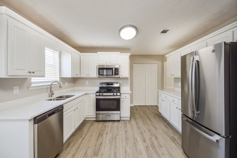 1,960/Mo, 95 N Greenfield Cir Covington, GA 30016 Kitchen View