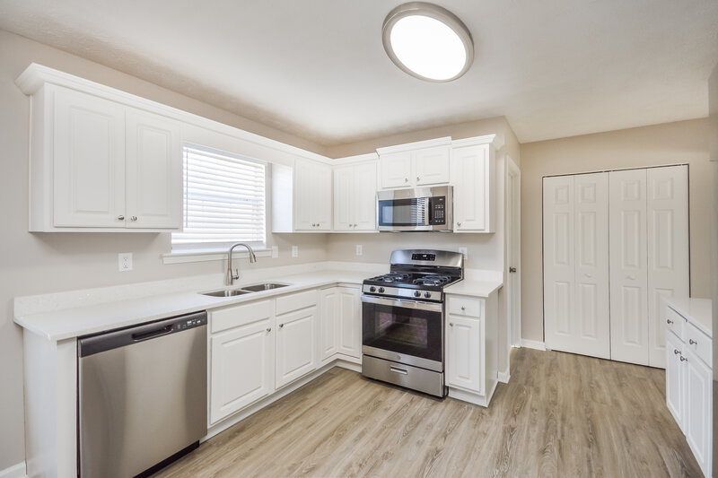 1,960/Mo, 95 N Greenfield Cir Covington, GA 30016 Kitchen View 2