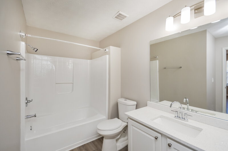 1,960/Mo, 95 N Greenfield Cir Covington, GA 30016 Main Bathroom View