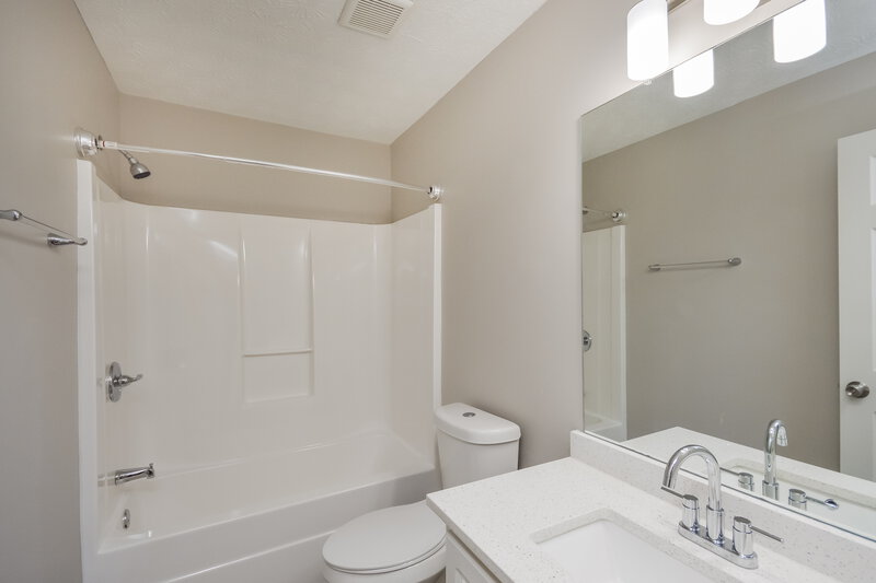 1,960/Mo, 95 N Greenfield Cir Covington, GA 30016 Bathroom View