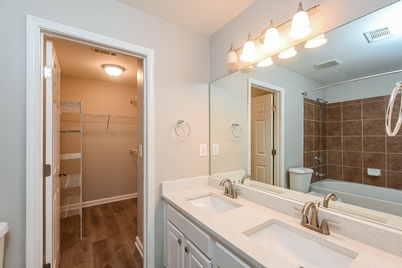 2,055/Mo, 3222 Saville St Sw Atlanta, GA 30331 Main Bathroom View