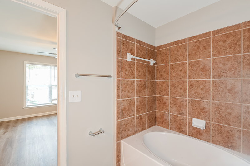 2,055/Mo, 3222 Saville St Sw Atlanta, GA 30331 Main Bathroom View 2