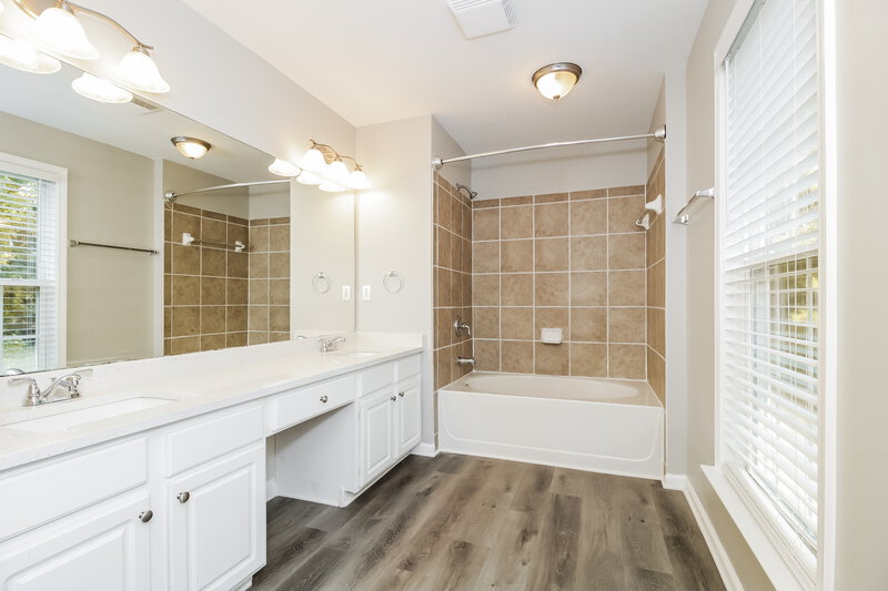 2,305/Mo, 3272 Saville St SW Atlanta, GA 30331 Main Bathroom View