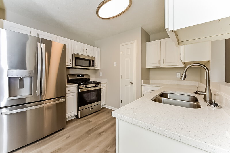 2,100/Mo, 210 Coldsprings Ct McDonough, GA 30253 Kitchen View