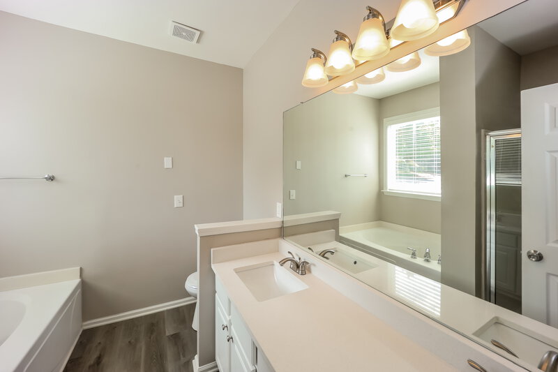 2,350/Mo, 2698 Summit Pkwy SW Atlanta, GA 30331 Main Bathroom View