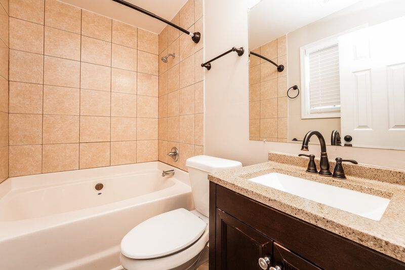 1,720/Mo, 130 Bear Run Ct Palmetto, GA 30268 Main Bathroom View