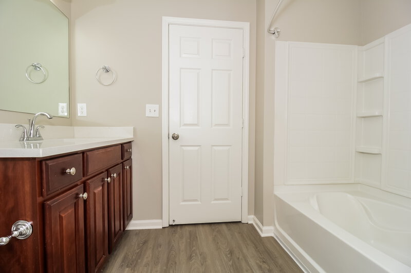 2,200/Mo, 427 Topaz Dr Dallas, GA 30132 Main Bathroom View