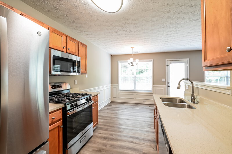 2,050/Mo, 616 Shadow Valley Ct Lithonia, GA 30058 Kitchen View