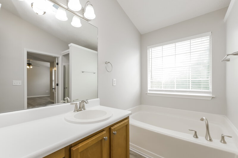 2,200/Mo, 871 Springchase Dr Austell, GA 30168 Main Bathroom View