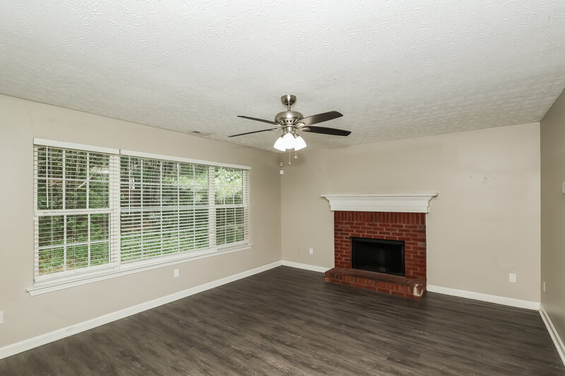 2,025/Mo, 5201 Summer Brooke Ct Union City, GA 30291 Living Room View 2