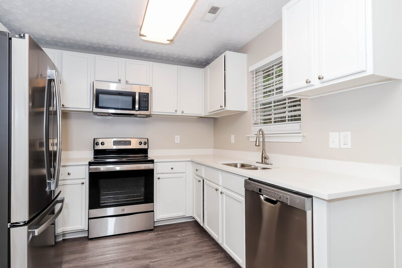2,700/Mo, 5201 Summer Brooke Ct Union City, GA 30291 Kitchen View