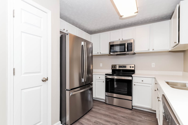 2,700/Mo, 5201 Summer Brooke Ct Union City, GA 30291 Kitchen View 2