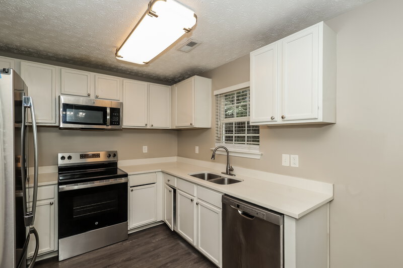 2,025/Mo, 5201 Summer Brooke Ct Union City, GA 30291 Kitchen View