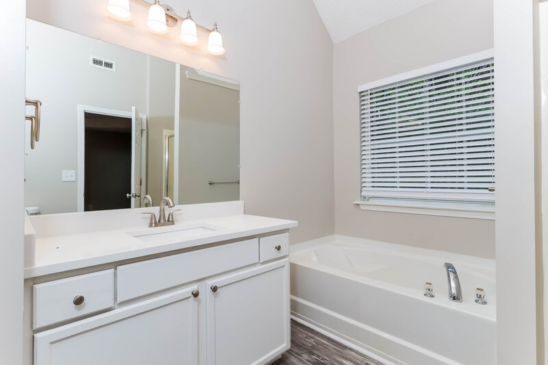 2,700/Mo, 5201 Summer Brooke Ct Union City, GA 30291 Main Bathroom View