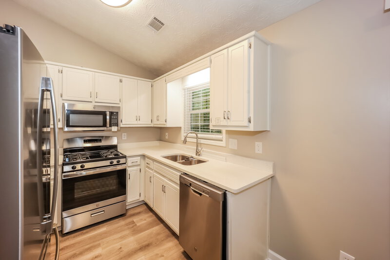 1,825/Mo, 233 Northbridge Dr Stockbridge, GA 30281 Kitchen View