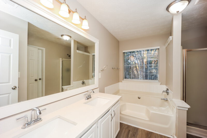 2,140/Mo, 3955 Belmont Ridge Dr Lithonia, GA 30038 Main Bathroom View