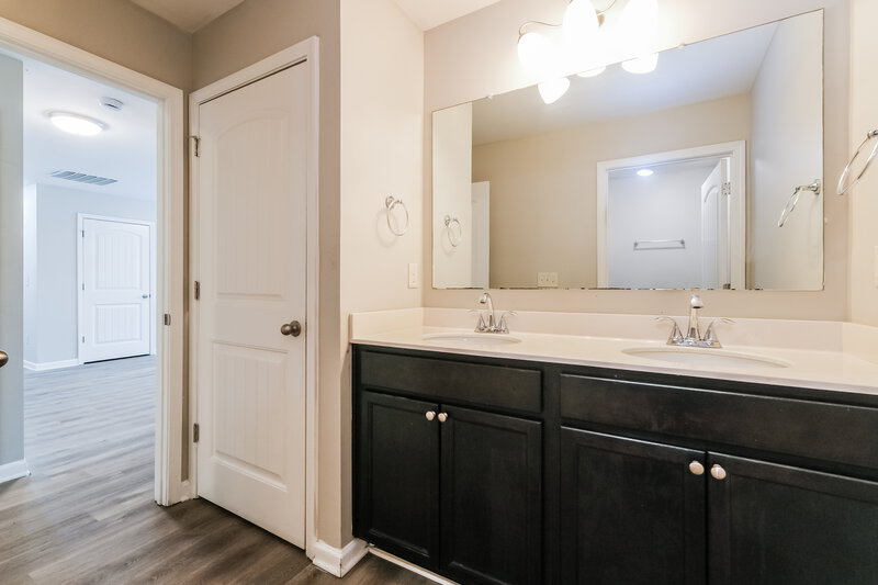 3,790/Mo, 538 Jadetree Ln Atlanta, GA 30349 Bathroom View