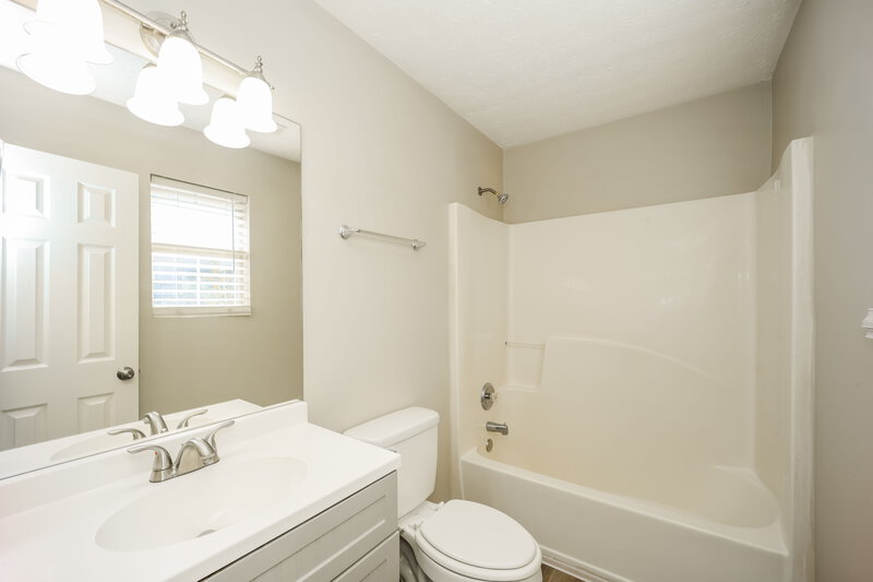 1,600/Mo, 220 Willow Springs Dr Jonesboro, GA 30238 Main Bathroom View
