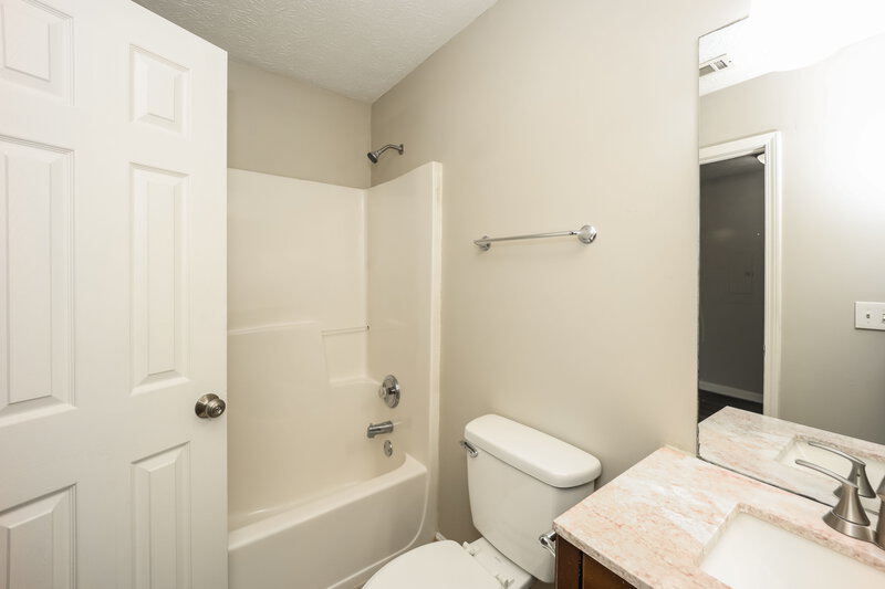 1,600/Mo, 220 Willow Springs Dr Jonesboro, GA 30238 Bathroom View